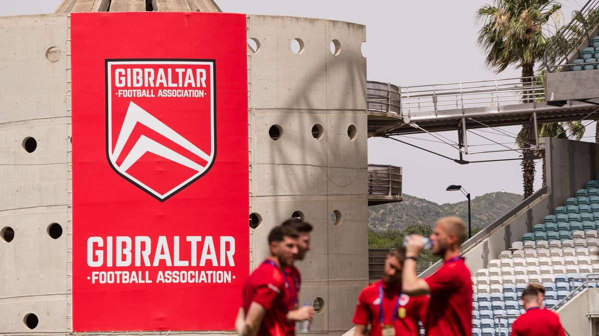 Španělé kvůli nim hrozili bojkotem. Trpaslík už nespoléhá jen na amatéry